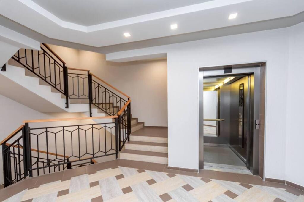 Follow The Sun - 4 Person Apartment بار المظهر الخارجي الصورة