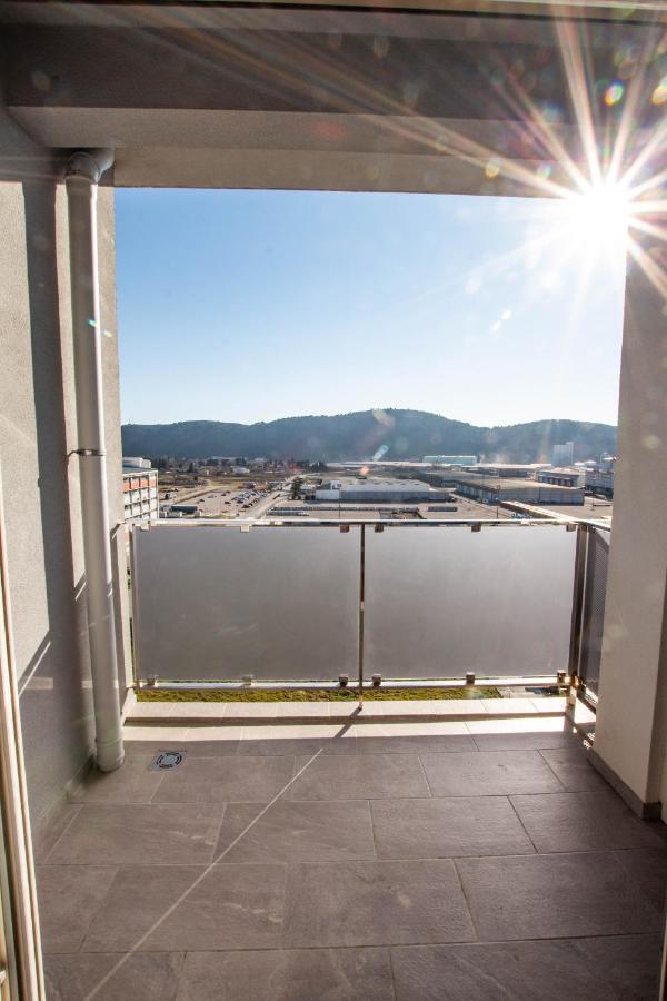 Follow The Sun - 4 Person Apartment بار المظهر الخارجي الصورة